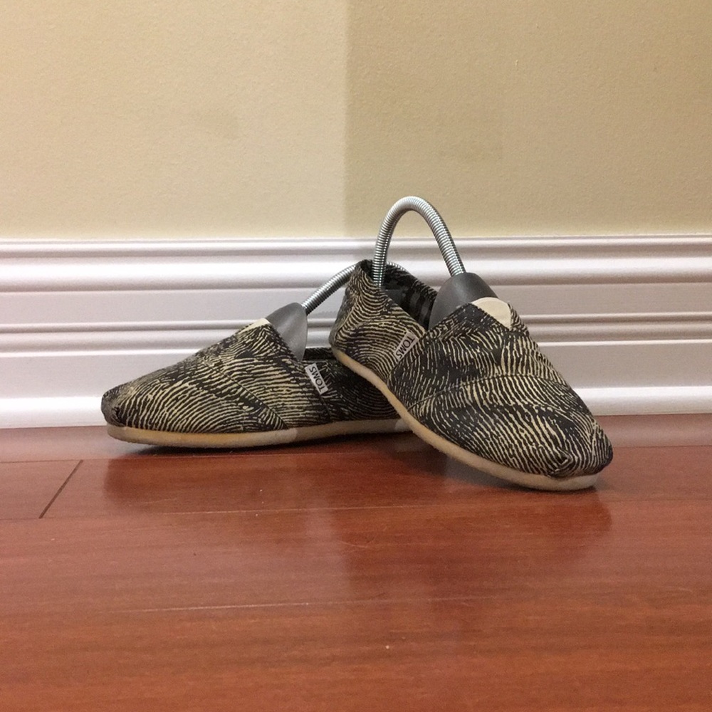 Tom’s Fingerprint Shoes